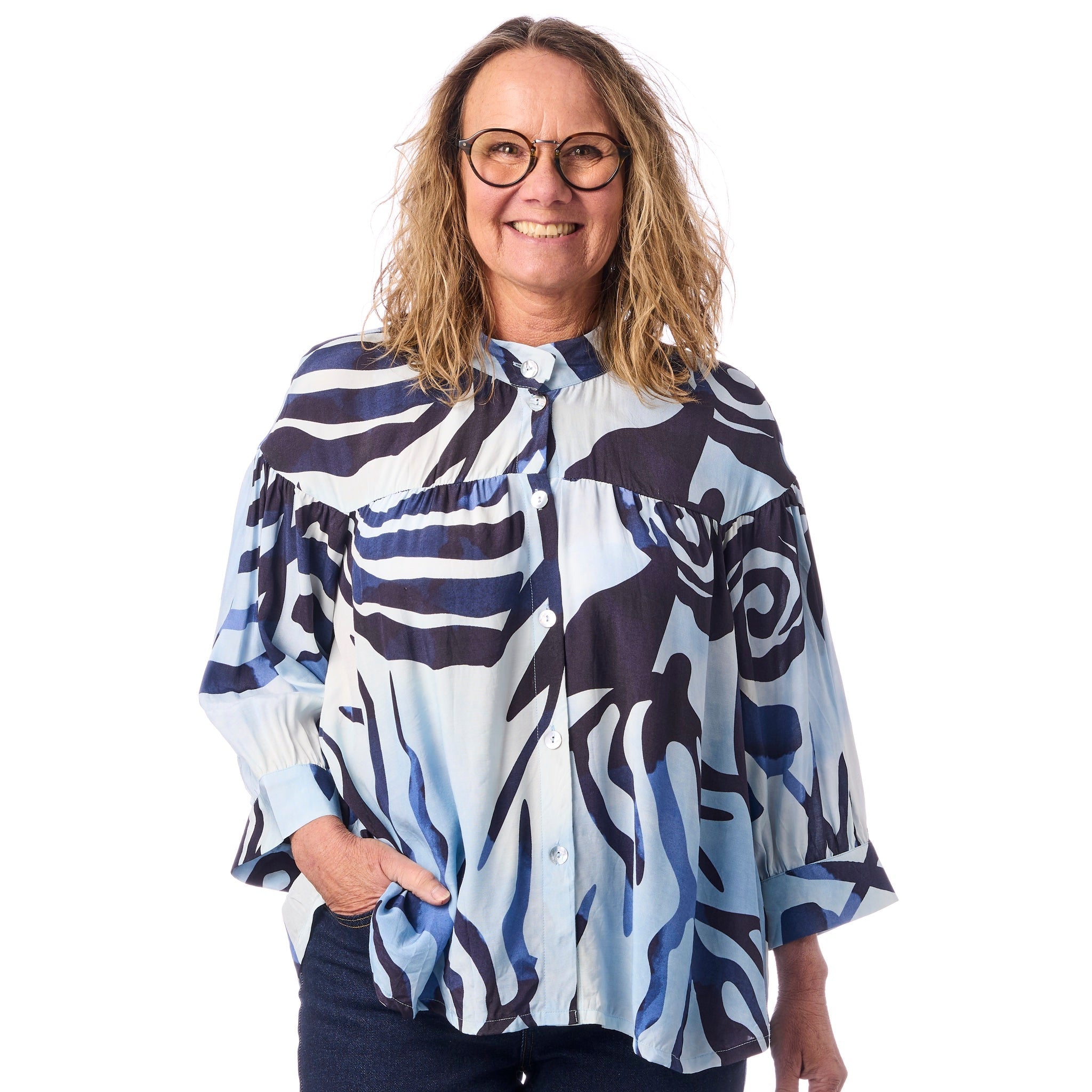 Vacker blåmönstrad blus från NOEN med A-snitt