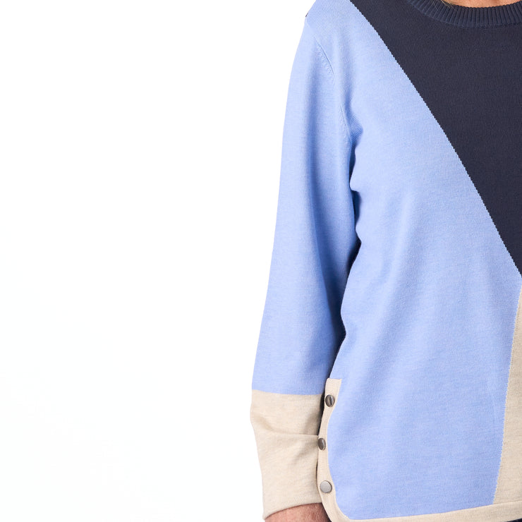 Mjuk stickad tröja med dekorativa knappar från Brandtex