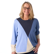 Mjuk stickad tröja med dekorativa knappar från Brandtex