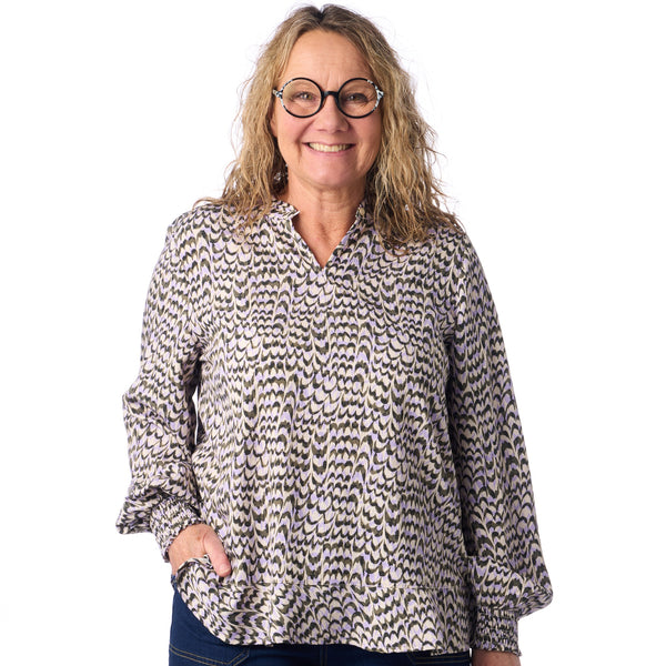 Signature Blus med Volang i Lavendel och Oliv