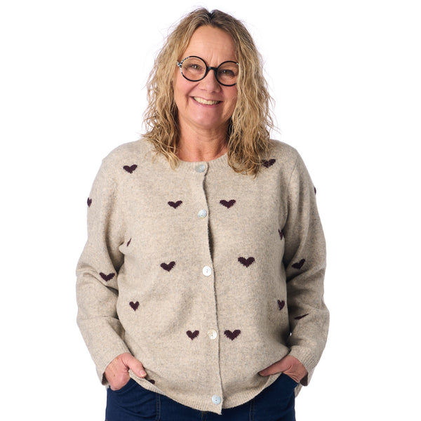 Stickad cardigan med hjärtan från Sunday – Valnöt