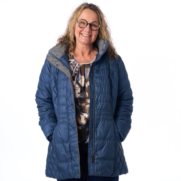 Windfield modell Carly - Vadderad vinterjacka med avtagbar huva och mjuka fickor – Heaven Blue