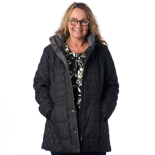 Windfield modell Carly - Vadderad vinterjacka med avtagbar huva och mjuka fickor – Svart