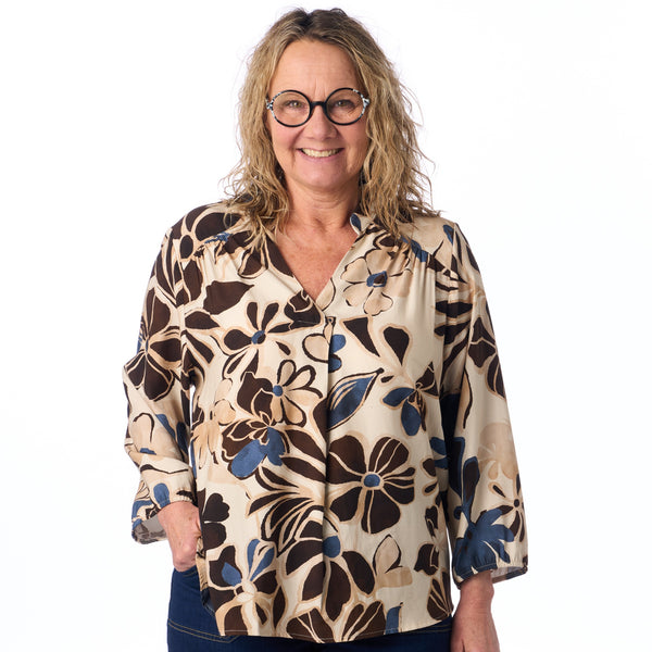 2-Biz modell Eve - Sandfärgad blus med blommönster och 3/4-ärm