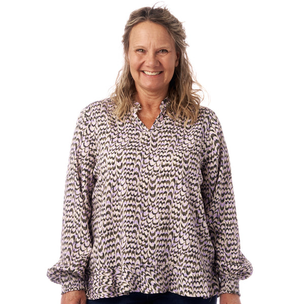 Signature Blus med Volang i Lavendel och Oliv